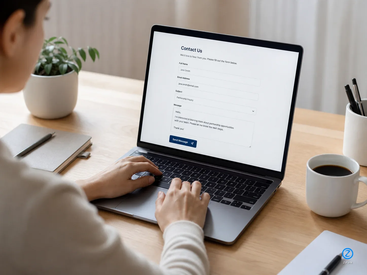 Người dùng đang gửi phản hồi qua biểu mẫu liên hệ trên website trong không gian làm việc tối giản